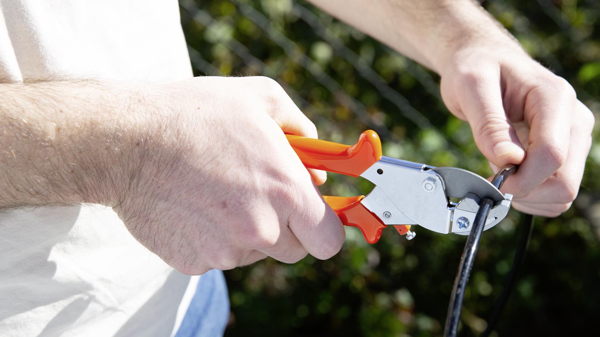 Stocker Schlauchschere für Geyser